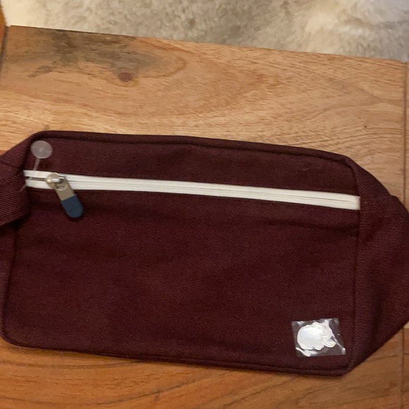 NEW HARRY'S Water resistant toiletries bag red/black - Picture 1 of 8